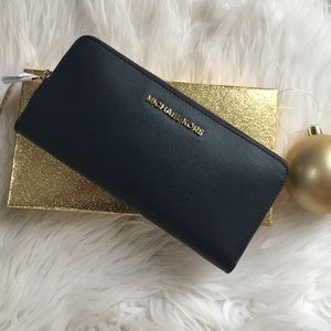 Michael Kors gift table LG continental wallet
